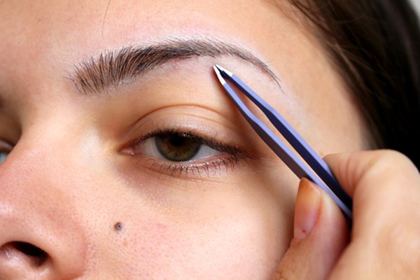 How To Pluck Your Eyebrows Perfectly For The First Time